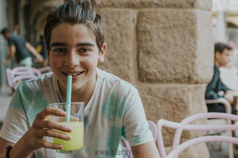 siliconen rietjes jongen op terras